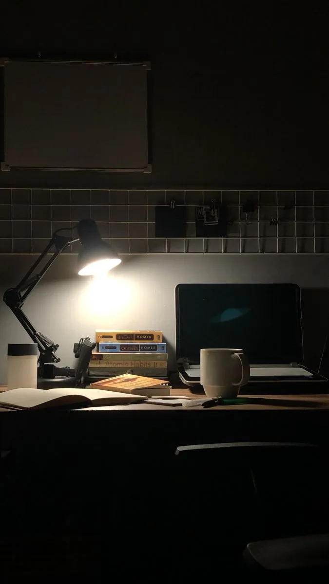 Carnet et tasse, lumière douce, ambiance nocturne